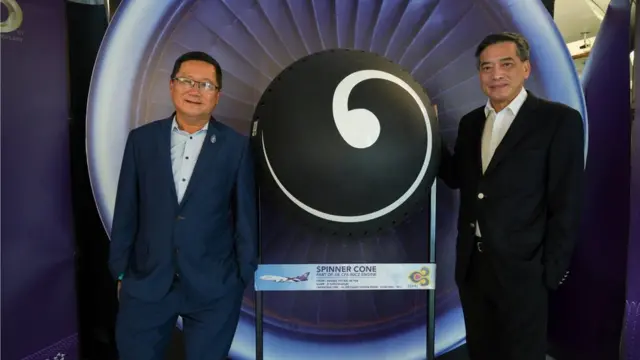 ชาญศิลป์ ตรีนุชกร (ซ้าย) กับ สุวรรธนะ สีบุญเรือง