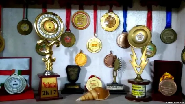 આદર્શ પાસે ઘણા મેડલ્સ છે