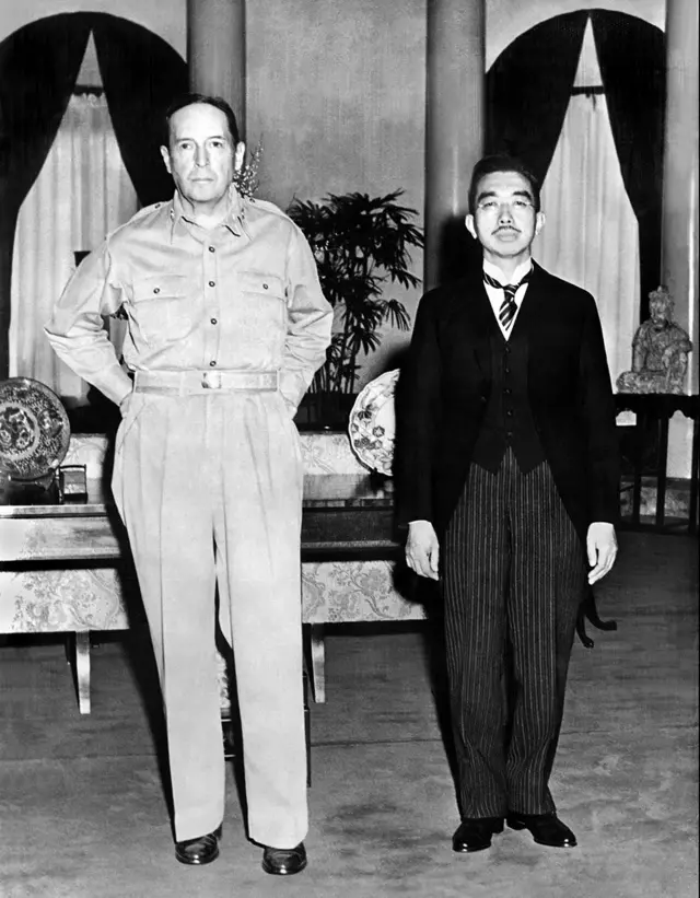MacArthur junto el emperador japonés en 1945.