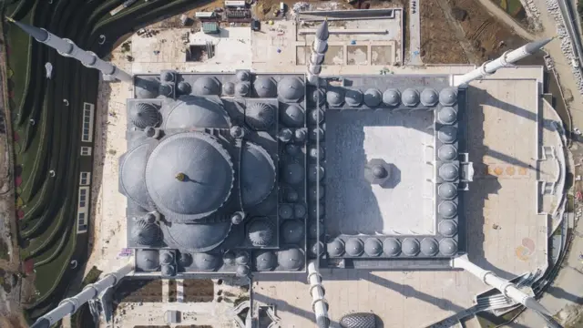 صورة جوية للمسجد نهارا