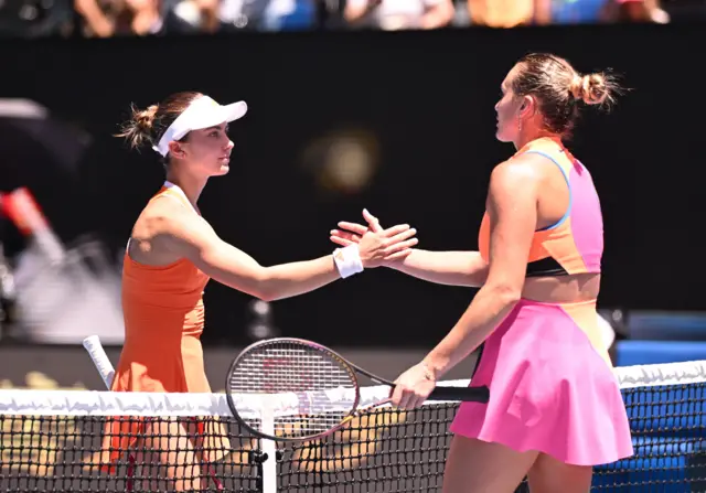 Arina Sabalenka (desno) iz Belorusije rukuje se sa Ivom Jović (levo) iz SAD nakon pobede u njihovom meču četvrtfinala za žene 10. dana teniskog turnira Australijan Open 2026. u Melburnu, Australija, 27. januara 2026.