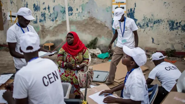 Abakozi ba CENI mu matora yo mu Burundi mu 2015
