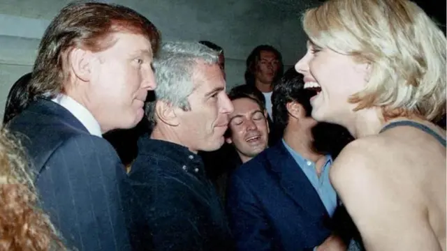 صورة غير مؤرخة من المجموعة الشخصية لجيفري إبستين، يظهر معه الرئيس الأمريكي دونالد ترامب (يساراً)، محاطاً بإبستين (وسطًا)، وهو يتحدث إلى امرأة مجهولة