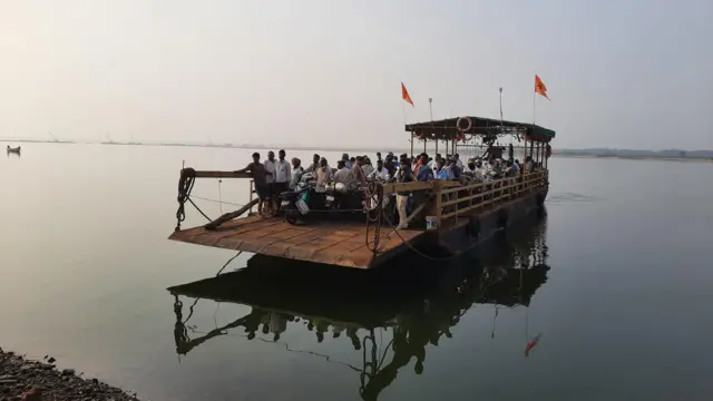 కోనసీమ రైల్వే లైన్.. రైల్వే వంతెనలు పూర్తికాక పంటు పై గోదావరి దాటుతున్న జనం