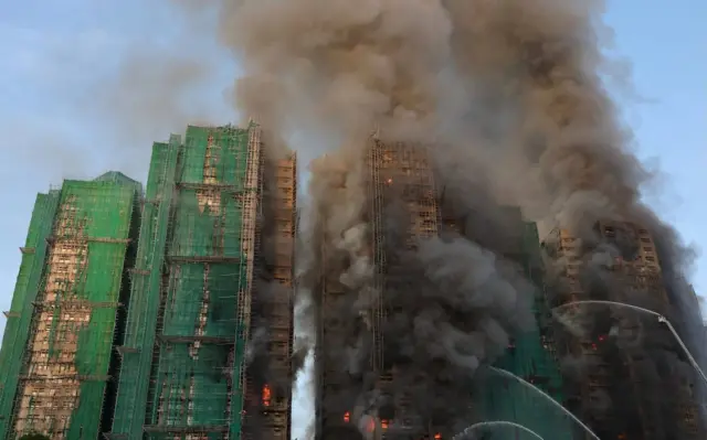 大厦外墙棚架起火