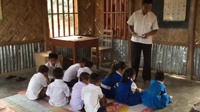 স্কুলে শিক্ষক পড়াচ্ছেন