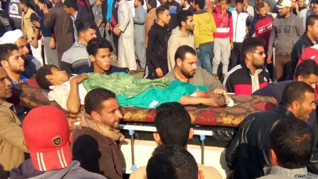 ઘાયલોને હોસ્પિટલે લઈ જતા સ્થાનિકોની તસવીર