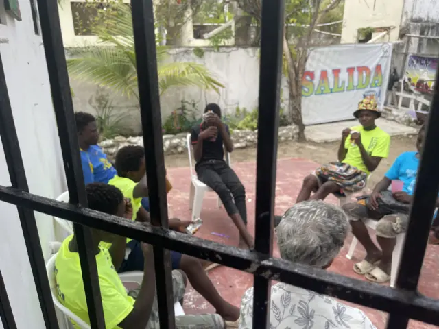 José, David Alexander, Isael, Ale y Maiki, con Denise Pichardo, en el patio de Caminante, en Boca Chica, República Dominicana, en mayo de 2023.