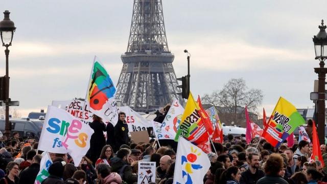 Protesters in front of the Eiffel Tower
