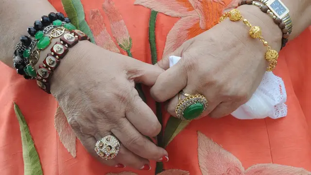 Драгоценности на руках Имельды Маркос