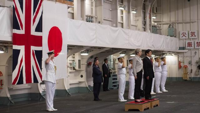 英国首相特里莎･梅在日本防相小野寺五典的陪同下，前往海上自卫队横须贺基地，视察了日本海上自卫队最大的直升机航母"出云"号。