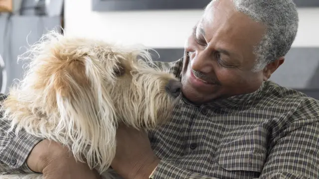 Homem com cachorro