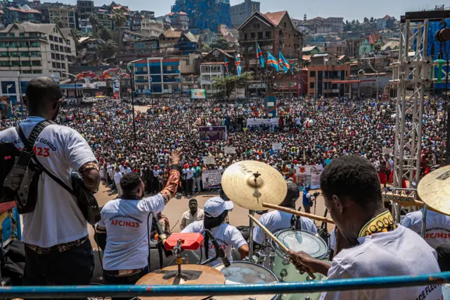 Rassemblement du M23 sur la place de l'indépendance, avant les explosions.