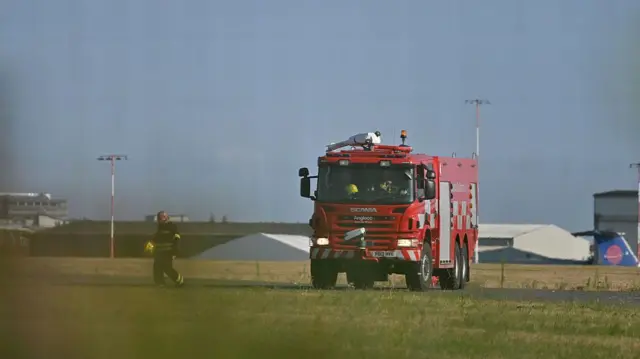 બીબીસી ગુજરાતી લંડન વિમાન પ્લેન ક્રૅશ સાઉથેન્ડ ઍરપોર્ટ
વિમાન ટેક-ઑફ કર્યા પછી તરત નીચે પટકાયું અને આગની જ્વાળાઓમાં ઘેરાઈ ગયું.