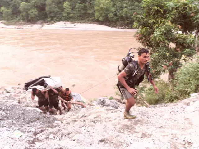त्रिशूली नदीमा हराइरहेका यात्रुहरूको खोजी कार्य जारी छ
