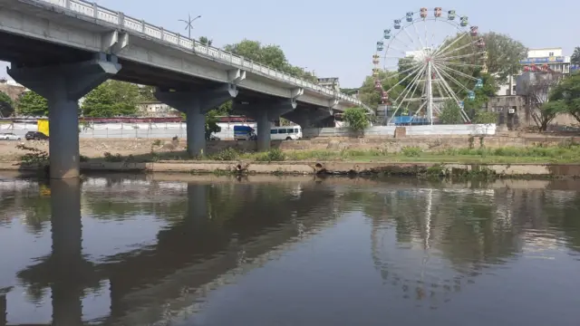 पर्यावरणवादी कार्यकर्त्यांनी केलेल्या एका सर्वेक्षणात 4 किलोमीटरच्या पट्ट्यात साधारण 4 किलोमीटरच्या पट्ट्यात 50 ठिकाणाहून सांडपाणी थेट नदीत सोडलं जात असल्याचं दिसून आलं.