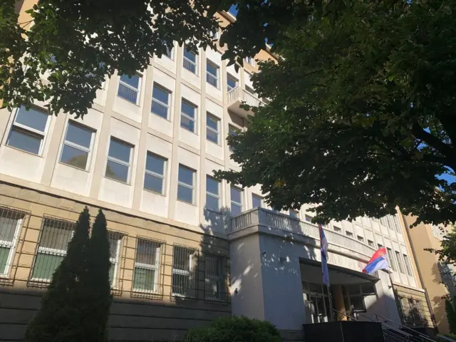 Zgrada oker boje gde je Javno tužilaštvo za organizovani kriminal, sa zastavama Srbije na ulazu