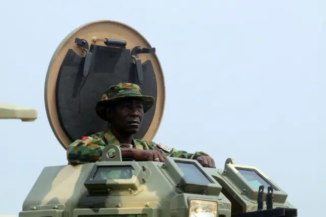 Wani sojan Najeriya na tsaye a cikin tankar yaƙi.