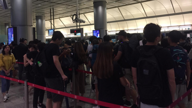 机场快线香港站内有大批黑衣人