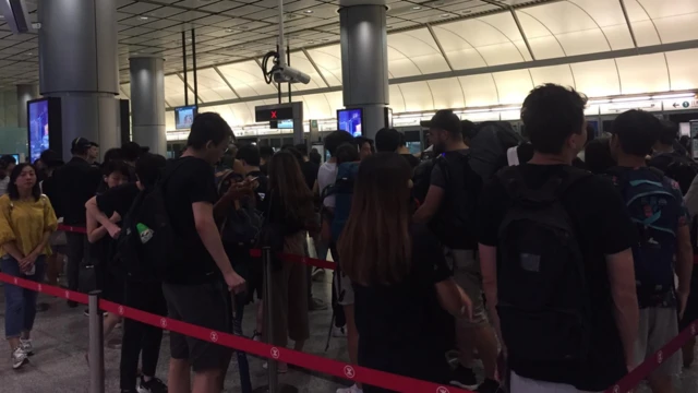 机场快线香港站内有大批黑衣人