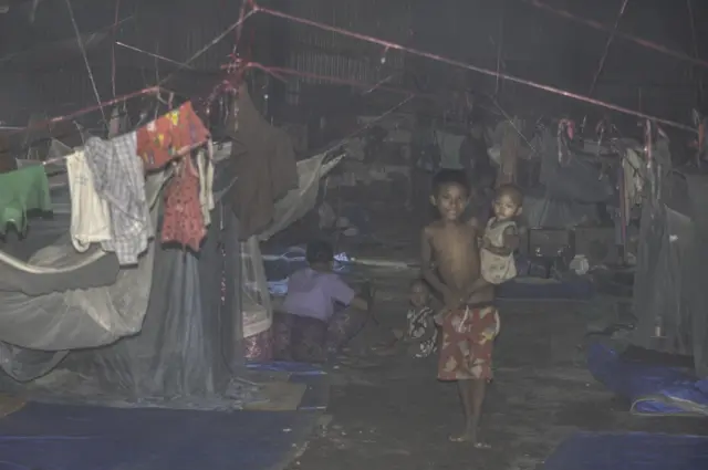 ရသေ့တောင်မြို့ ချောင်းဝရပ်ကွက်ရှိ စက်မှုဂိုဒေါင်တစ်ခုက စစ်ဘေးရှောင်တွေ