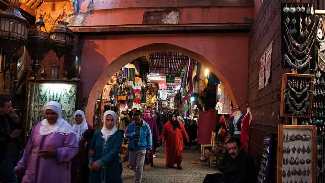 Mercado, ou souk, na cidade velha de Marrakech