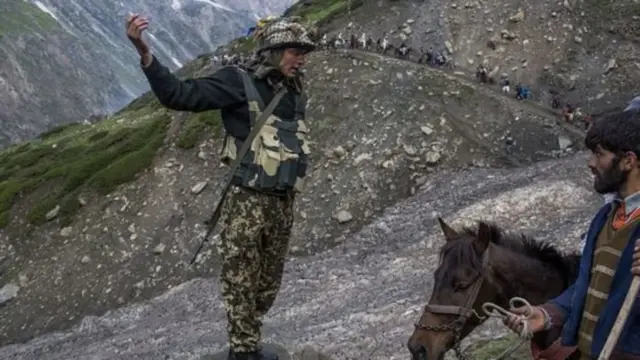 ખચ્ચરના માલિકને દિશાનિર્દેશ આપી રહેલા લશ્કરી જવાન