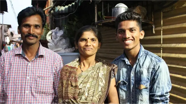 తల్లిదండ్రులతో ఓంకార్