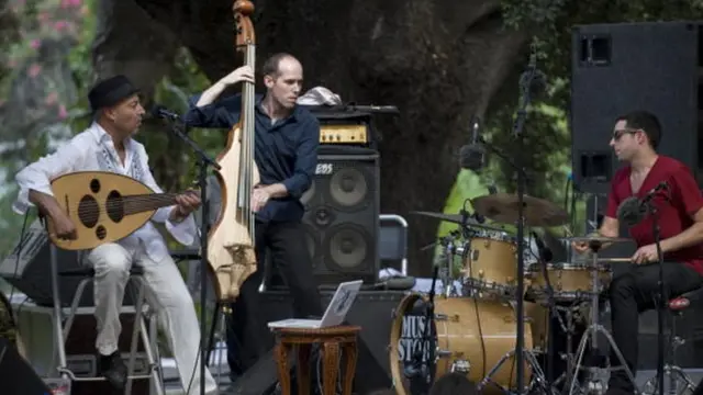 Dhafer Youssef, sur scène, en blanc à gauche, lors du festival des musiques sacrées à Fez au Maroc en 2010
