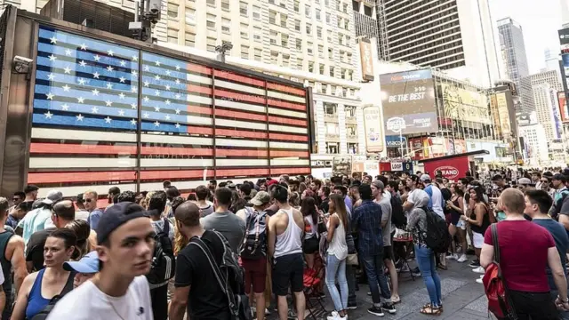 صدها نفر از هواداران در مراسم جیمشارک حاضر میشوند تا با الگوهایشان دیدار کنند.