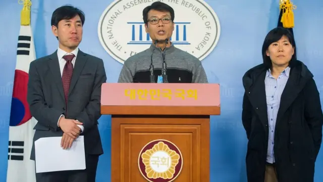 2014년 서울 여의도 국회 정론관에서 기자회견을 열고 정부가 항공기국제협약에 따라 북한당국에 피랍자 인도이행을 즉각 제의해줄 것을 촉구하고 있는 KAL기 납치피해자가족회 황인철 대표