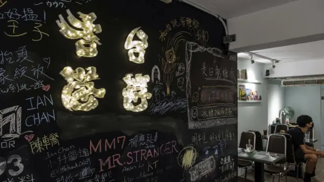 图为台北一家港式餐厅墙上的留言字句。