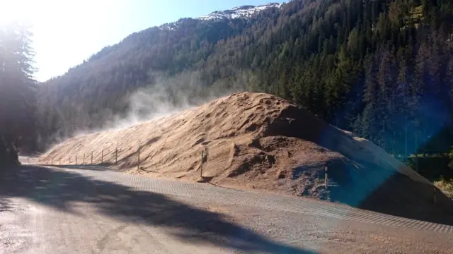 сніг зберігаєтсья під тирсою