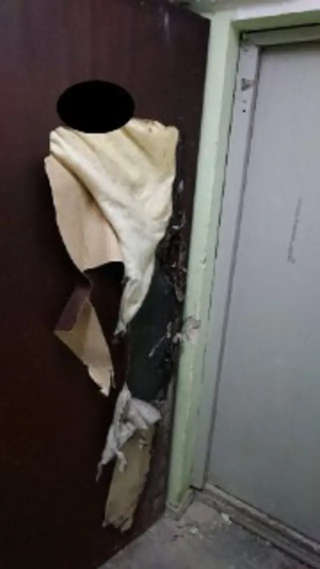 Разломанная входная дверь