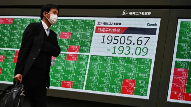 Мужчина на фоне биржевых котировок