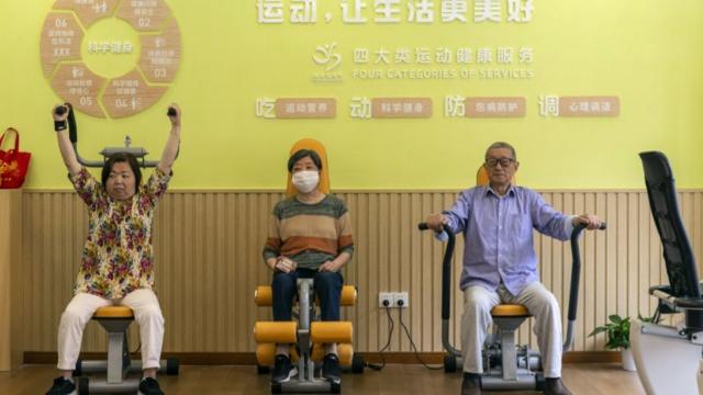 上海一家试点社区养老中心的老年人在锻炼。