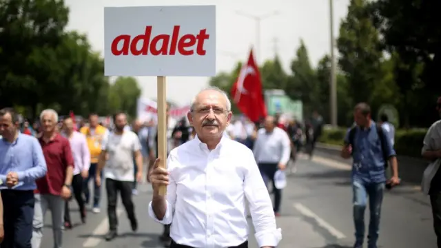 CHP lideri Kılıçdaroğlu, Berberoğlu'nun tutuklanma kararını kabul etmediklerini belirterek Ankara'dan İstanbul'a yürüyüş başlattı.