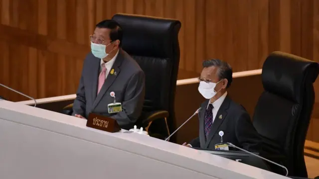 นายพรเพชร วิชิตชลชัย ประธานวุฒิสภา (ซ้าย) ขึ้นนั่งประกบนายชวน หลีกภัย ประธานสภา ระหว่างการประชุมร่วมรัฐสภาเพื่อพิจารณาร่าง พ.ร.บ.ประชามติ