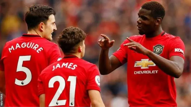 Pogba yishimira igitego cya kane cya Man United ari kumwe na Daniel James wagitsinze, mu mukino iyi kipe yatsinze Chelsea ibitego 4-0 ku cyumweru. Pogba ni we wahaye James umupira wavuyemo igitego ndetse anaha Rashford umupira wavuyemo icya gatatu