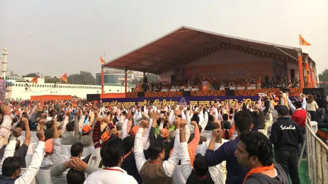 धर्मसभेसाठी उभारलेले स्टेज