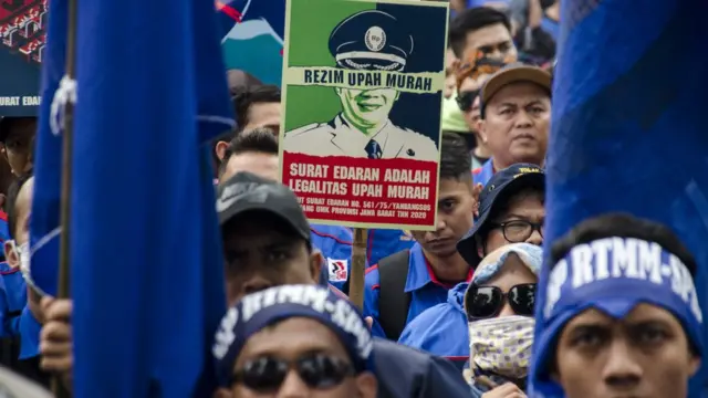 Massa yang tergabung dalam Aliansi Sarikat Pekerja Buruh Jawa Barat berunjuk rasa menuntut SK Gubernur tentang ketetapan UMK Jawa Barat tahun 2020 yang dianggap merugikan pekerja atau buruh.di depan Gedung Sate, Bandung, Jawa Barat, Senin (2/11).