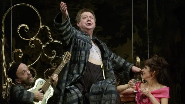 Олег Табаков (в центре) на сцене