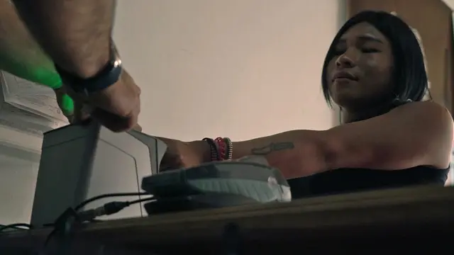 Mujer haciendo el trámite de la cédula