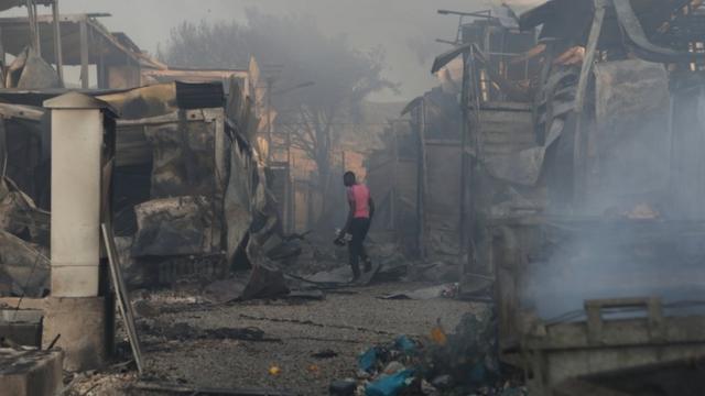 希臘莫里亞營地一名男子在大火撲滅後走進廢墟搜索（9/9/2020）