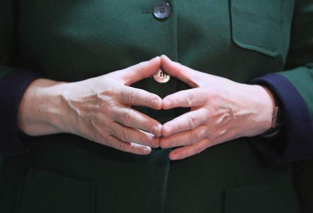O gesto 'em diamante' que a chanceler alemã Angela Merkel costuma fazer com as mãos, unindo as pontas dos dedos das mãos