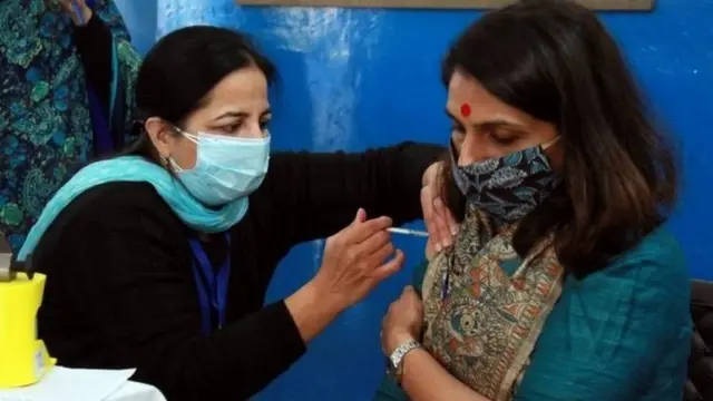 રસી મુકાવી રહેલાં મહિલા