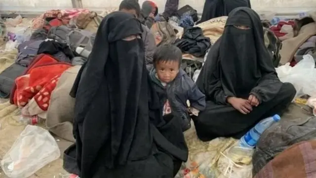 Puluhan orang, di antaranya anak-anak dan kaum perempuan, yang mengaku WNI itu ditemukan berada di antara ribuan petempur asing ISIS, yang saat ini berada di kamp pengungsi di Al-Hol, Suriah timur.