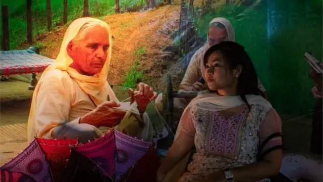 นักท่องเที่ยวโพสต์ท่าถ่ายรูปที่กำแพงภาพซึ่งทำขึ้นเป็นพิเศษในช่วงดิวาลี เพื่อบอกเล่าเรื่องราวของชาวอินเดีย