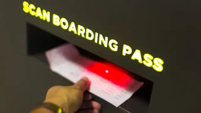Un hombre escaneando tarjeta de embarque
