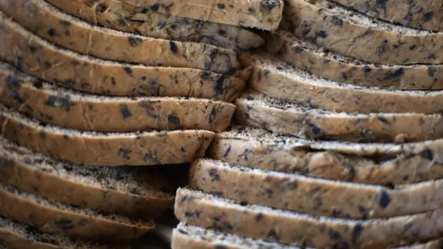 chia seedsમાંથી બનેલી બ્રેડની તસવીર